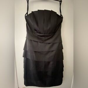 ☘️White House Black market, strapless, tiered dress. Size 6, black